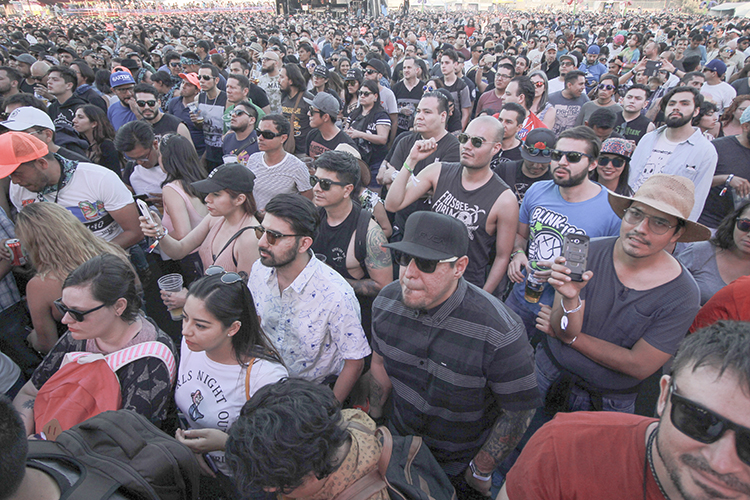 Asistentes. Ataviados con sombreros, gorras, bloqueador y diminutivos shorts, miles de tapatíos se dispusieron a gozar del Roxy Fest desde las 13 horas. (Fotos: Grisel Pajarito)